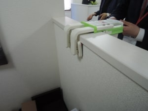 浴槽にかませて固定させる浴槽てすり