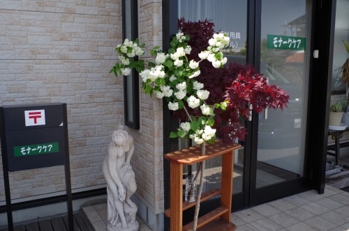 事務所の入り口にも飾らせていただきました