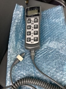 断線したリモコンとコード