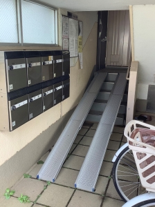 実証実験　ＵＲ団地の段差を車いすとスロープで昇降出来るか？　千葉市花見川区　電動アシスト車いす